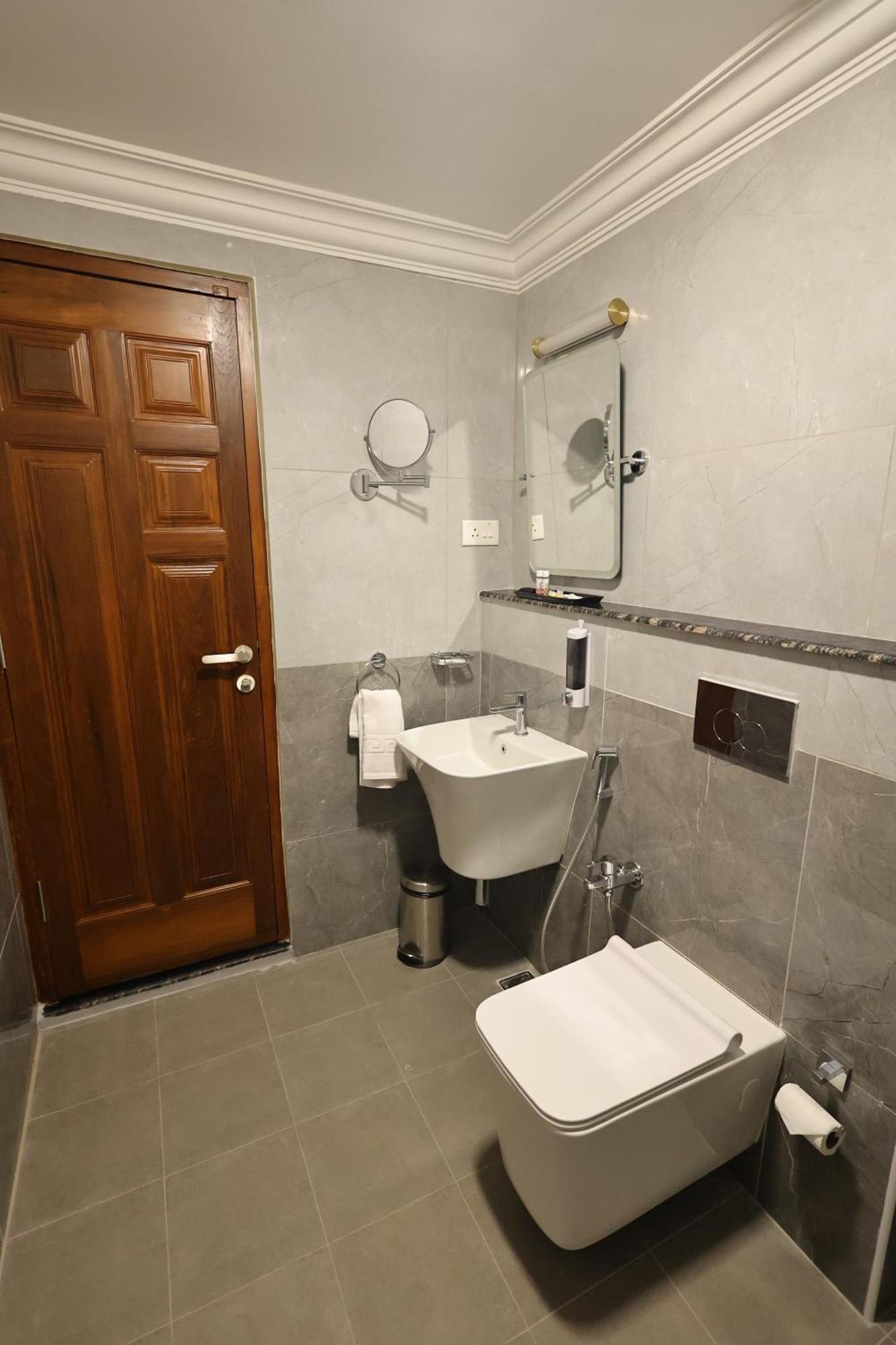 Le Colonial Suites Pondicherry Exterior photo